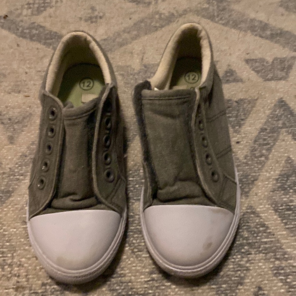 Boys cat and Jack slip ons w Velcro